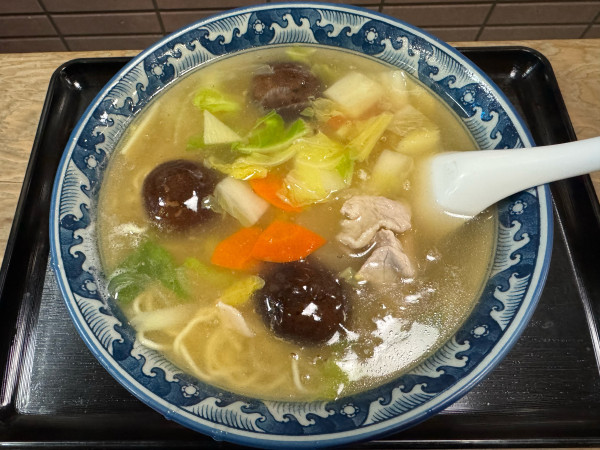 「しいたけ肉そば　800円」@永楽苑の写真