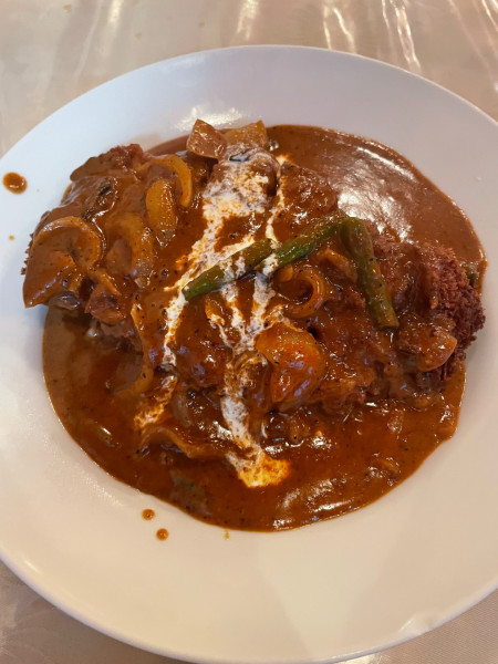 「カツカレーご飯半分とらじごく税込1350」@レストランとらのもんの写真