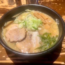 かにみそらーめん1,300円・チャーシュー１枚200円