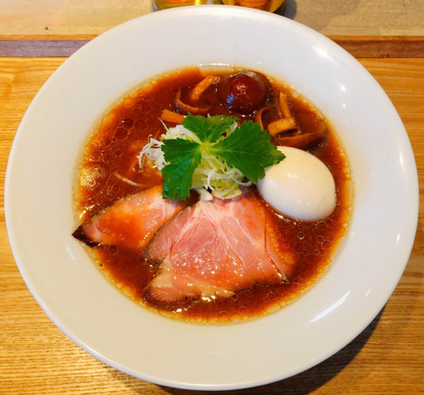 「【限定】宍道湖しじみ赤だし中華蕎麦＋味玉＋瓶ビール」@宍道湖しじみ中華蕎麦 琥珀 東京本店の写真