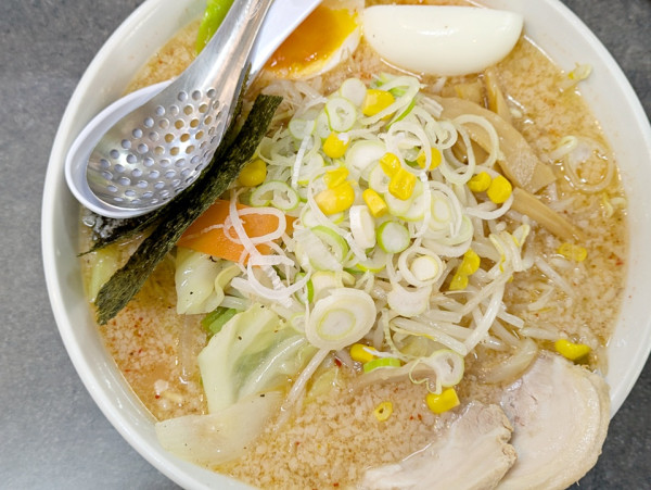 「ハッスル旨辛塩野菜ラーメン（こってり）＋半熟味玉」@ハッスルラーメンホンマ 亀戸本店の写真