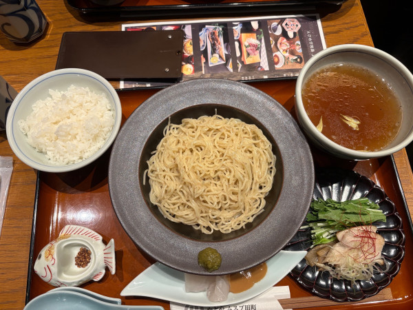 「鯛潮だしつけそば　お茶漬けセット　1660円」@かどや ムスブ田町店の写真