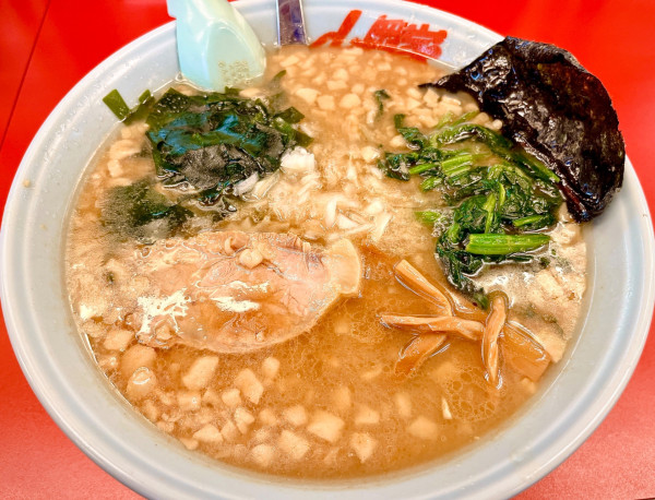 「醤油とんこつラーメン（960円）、ほうれん草（CP）」@ラーメン山岡家 新結城店の写真
