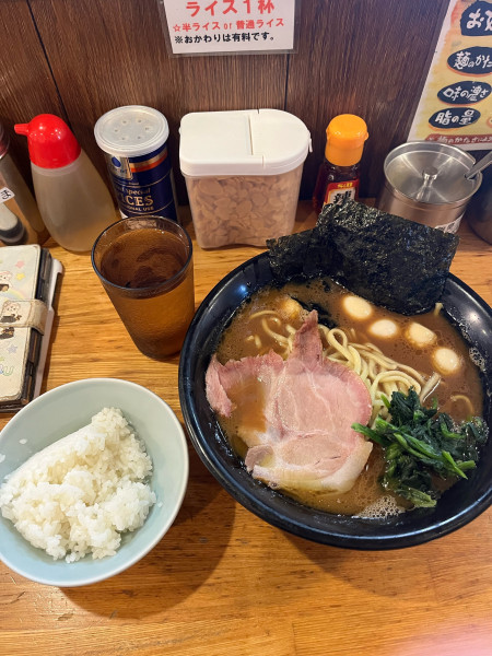 「ラーメン並うずら増し硬濃、ランチ無料ライス」@横浜ラーメン とんこつ家 いわき店の写真