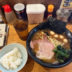 ラーメン並うずら増し硬濃、ランチ無料ライス
