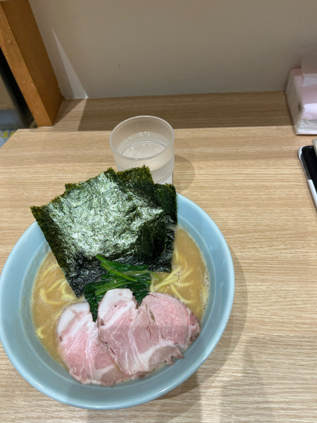 「ラーメン並、硬濃」@横浜家系ラーメン たけし家の写真