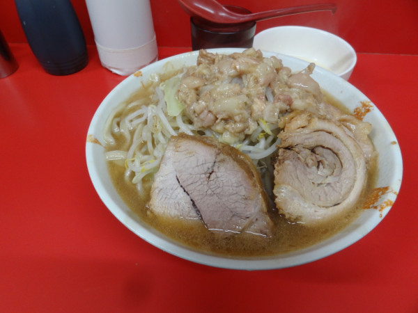 「小900円野菜少な目、ニンニク、アブラ、 卵100円」@ラーメン二郎 一橋学園店の写真