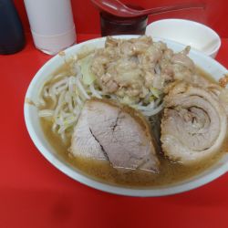 小900円野菜少な目、ニンニク、アブラ、 卵100円