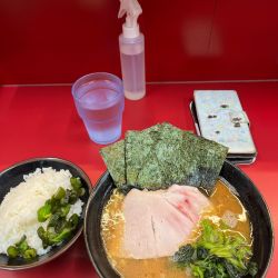 ラーメン並硬濃、無料ライス