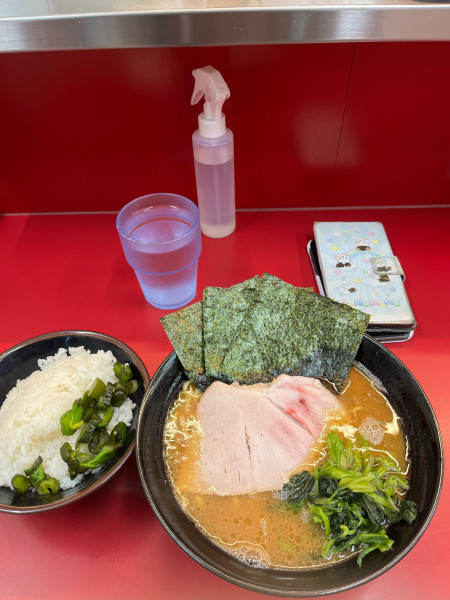 「ラーメン並硬濃、無料ライス」@横浜ラーメン 相馬家の写真