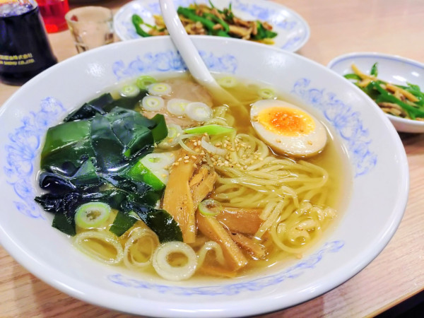 「塩ラーメン、前に諸々」@ぎょうざの満洲 伊勢崎駅前店の写真