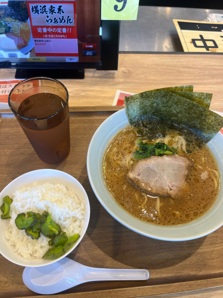 「家系ラーメン並硬濃、無料ライス」@らぁめんらぁめん 金沢総本店の写真