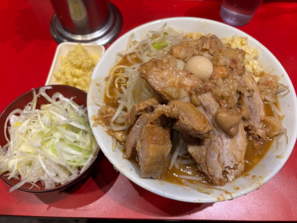 「限定麺少なめ+ねぎ+ショウガ+豚1枚追加」@麺屋HEROの写真