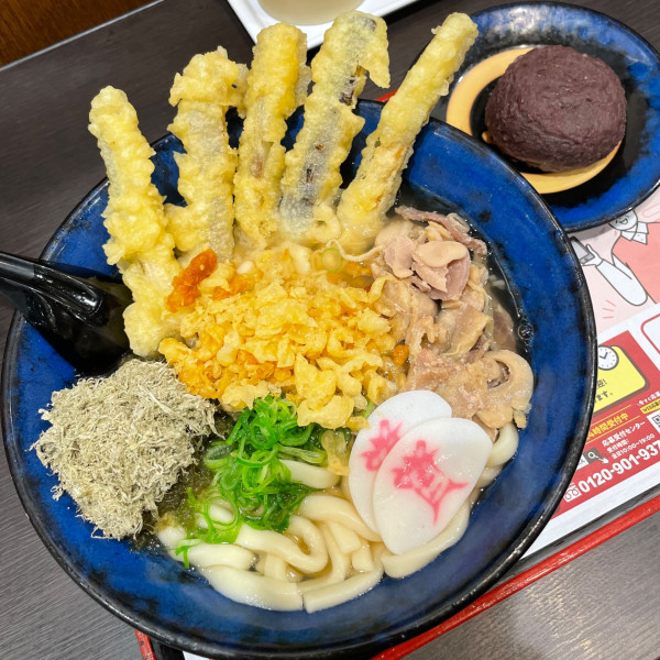 「かしわごぼ天（葱オオメ）829円 + ぼた餅 160円」@資さんうどん 下通店の写真