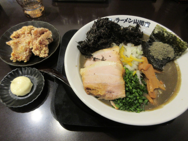 「限定鬼煮干しラーメン（９５０円）＋唐揚げ２７０円他クーポン」@煮干しラーメン山岡家 荒川沖店の写真