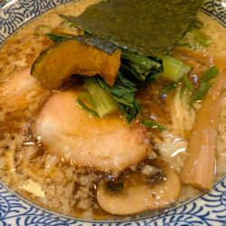 カリフリ背脂と煮干しの三ッ星醤油らーめん