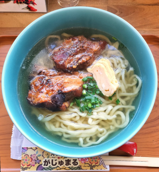 「炙り軟骨ソーキそば 900円」@沖縄そばがじゅまるの写真