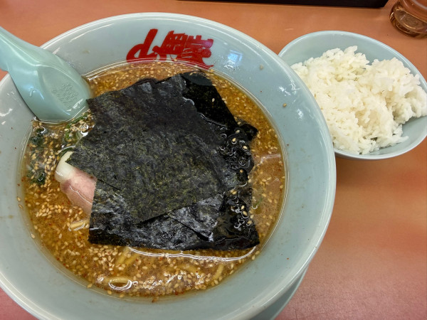 「味噌ラーメン+半ライス」@ラーメン山岡家 上尾店の写真