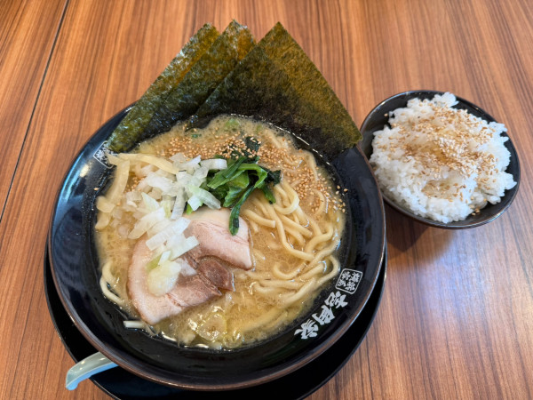 「家系ラーメン醤油並+ライス」@横浜家系ラーメン 壱角家 越谷店の写真