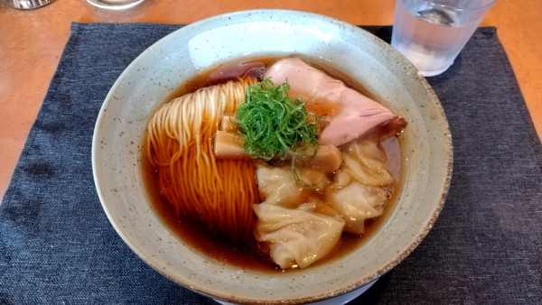 「醤油中華そば（ワンタン5個）1100円」@柴崎亭の写真