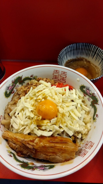 「チーズカレーまぜそば+チーズ+生卵」@まぜそばマゼロー 船橋店の写真