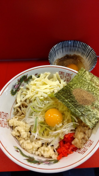 「豚出汁醤油の卵かけ麺+チーズ+生卵」@まぜそばマゼロー 船橋店の写真