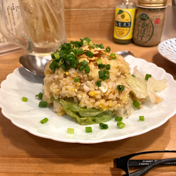 「焦がしにんにくとレタスのもち麦チャーハン」@牛タンとクリスピー餃子 ひまわりの写真