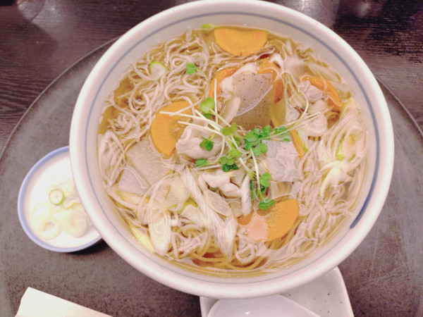 「（冬季限定）けんちんそば　９９０円」@浜田山 やぶ 新宿パークタワー店の写真