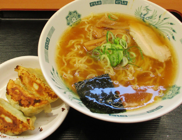 「中華そば＋餃子３ヶ　420円＋160円」@中華食堂 日高屋 西武新宿前北店の写真