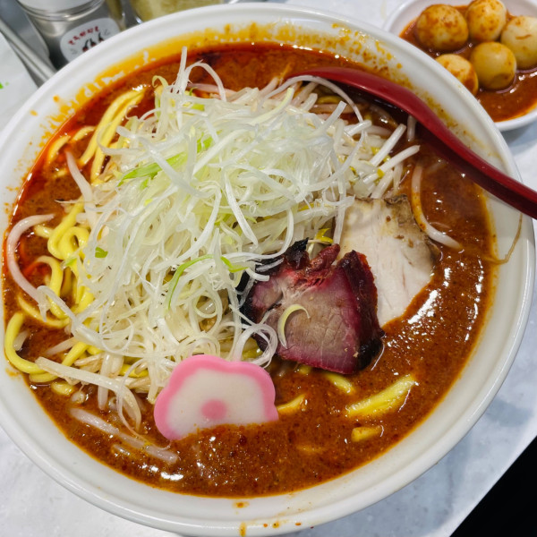 「ギャングラーメン 1,130円（太麺•特盛）+ Punk玉子」@MISO HANAMICHI 三田店の写真