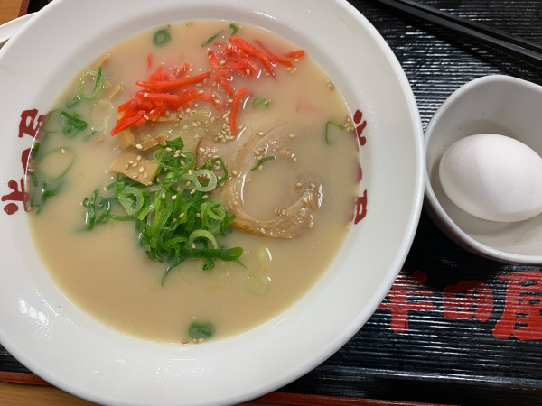 「とんこつラーメン(生たまご)」@大衆食堂 半田屋 サンシャインスクウェア小名浜店の写真