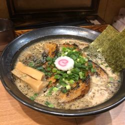 黒豚骨チャーシュー麺並（1,600円）