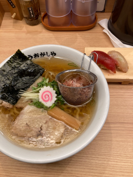 「追いかつおラーメン、握り2貫」@鮨とラーメン うおがしや 渋谷店の写真