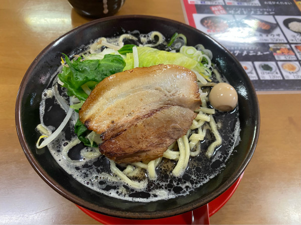 「新壱ラーメン黒（大盛・固め・ニンニク）1,050円」@新壱の写真
