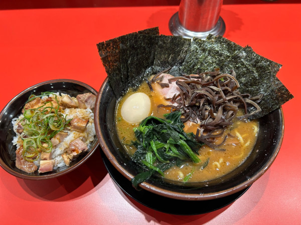 「とらきちラーメン中　キクラゲ　チャーシュー丼」@とらきち家の写真