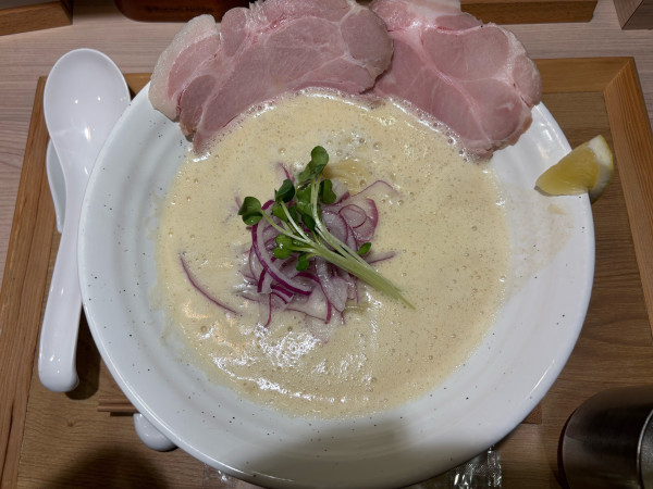 「ホワイト@1100」@らーめん ぴ！の写真