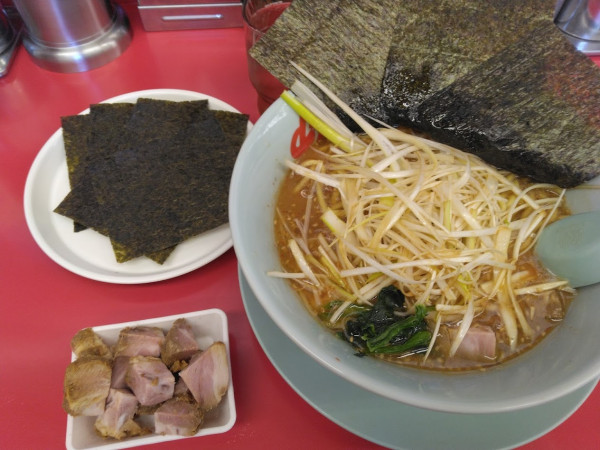 「味噌ネギラーメン840円、コロチャー6個×2と海苔5枚(ク)」@山岡家 柏店の写真