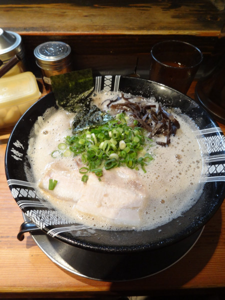 「ラーメン960円硬　替玉150エン」@博多一双 博多駅東本店の写真