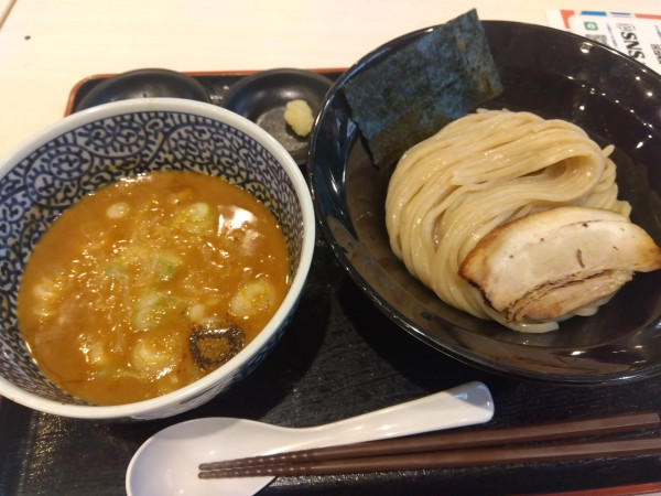 「王道の濃厚魚介つけ麺(950円)」@豚骨一燈 アリオ葛西店の写真