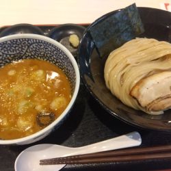 王道の濃厚魚介つけ麺(950円)
