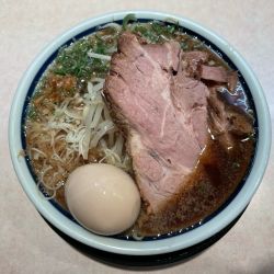 醤油ラーメン(¥1,980) 味付玉子(¥165)