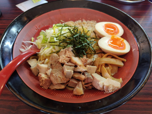 「油そば　並盛　＋味玉：サービス券」@煮干しらあめん 燕黒の写真