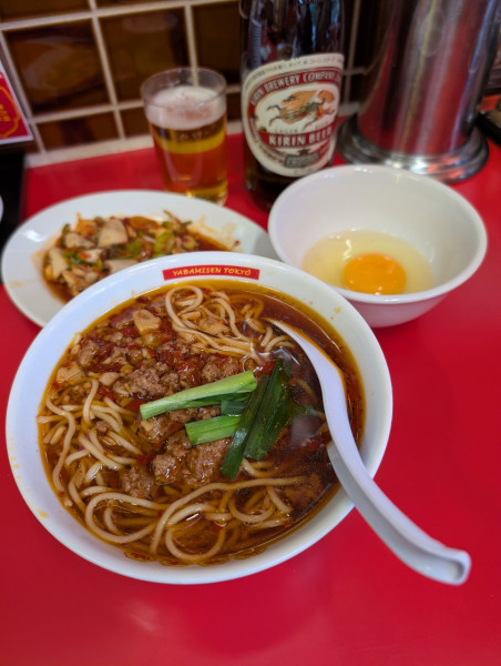 「台湾ラーメン＋子袋＋生卵＋キリンラガービール(中瓶)」@矢場味仙 TOKYOの写真