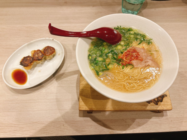 「らーめん＋焼き餃子」@麺屋我ガ 天神店の写真