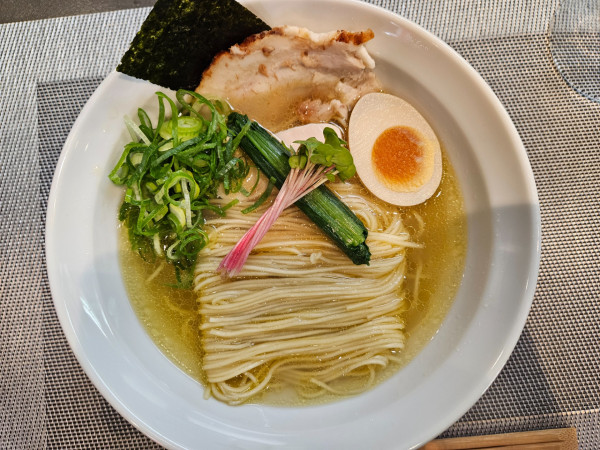 「飛騨地鶏のとり中華そば貝塩仕立て」@鶏そば吟魚の写真