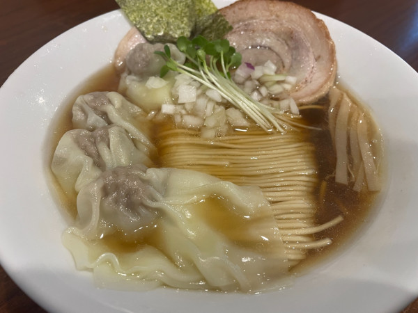 「ワンタン煮干しそば：1250円」@伊東中華そばの写真