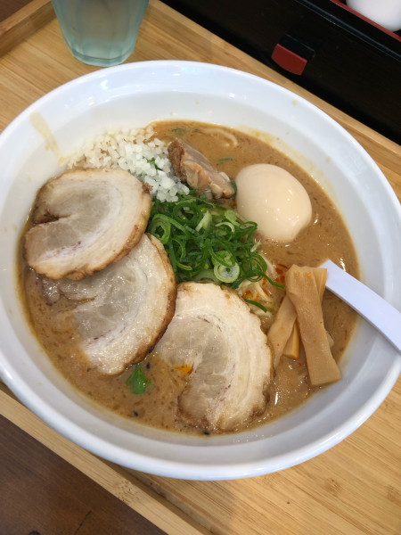 「濃い味噌らぁめん 全部のせ」@らぁめん 麺彩家の写真