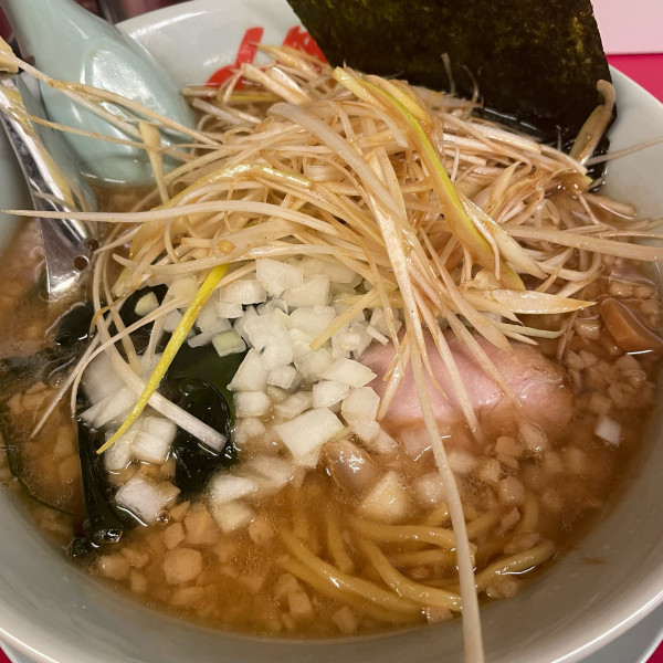 「プレミアム醤油とんこつ 960円 和えネギ」@ラーメン山岡家 大泉店の写真