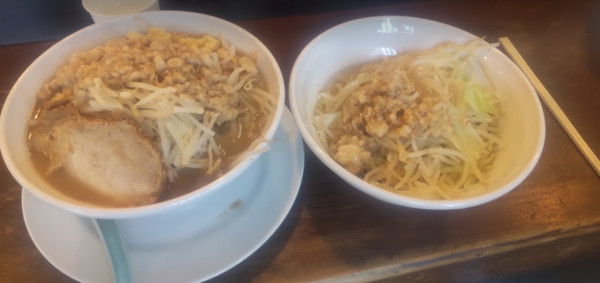 「中盛ラーメン・野菜マシマシ」@俺の人生ふるすいんぐ 朝倉本店の写真