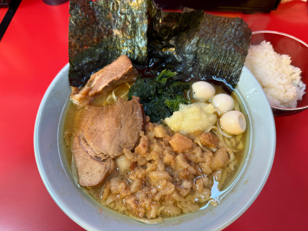 「東浦家少なめ（ニンニク・ちょいアブラ）ライス」@ラーメン富士丸 東浦和店の写真